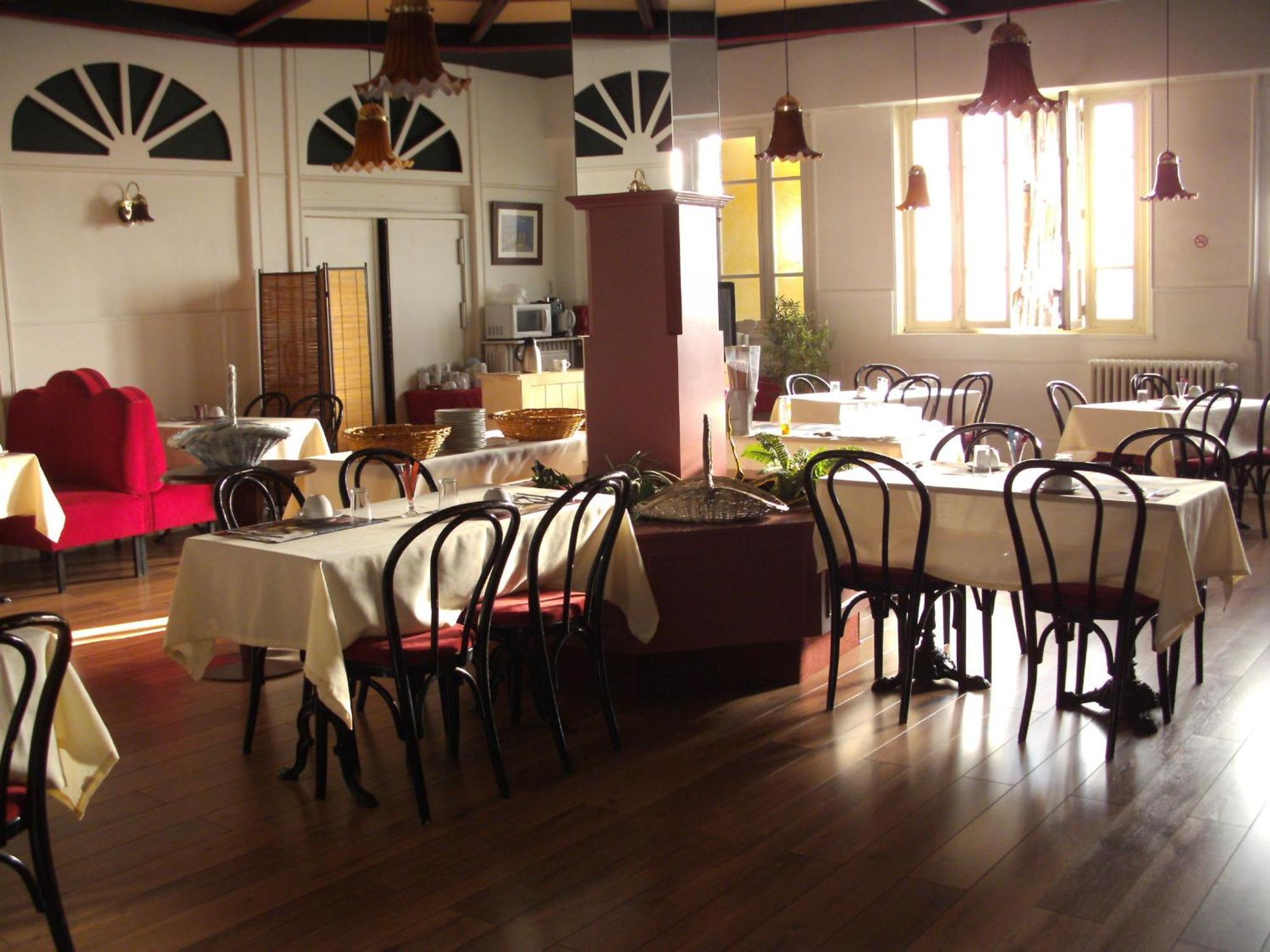 Hotel Bar Restaurant Saint Paul Verdun-sur-Meuse Bagian luar foto