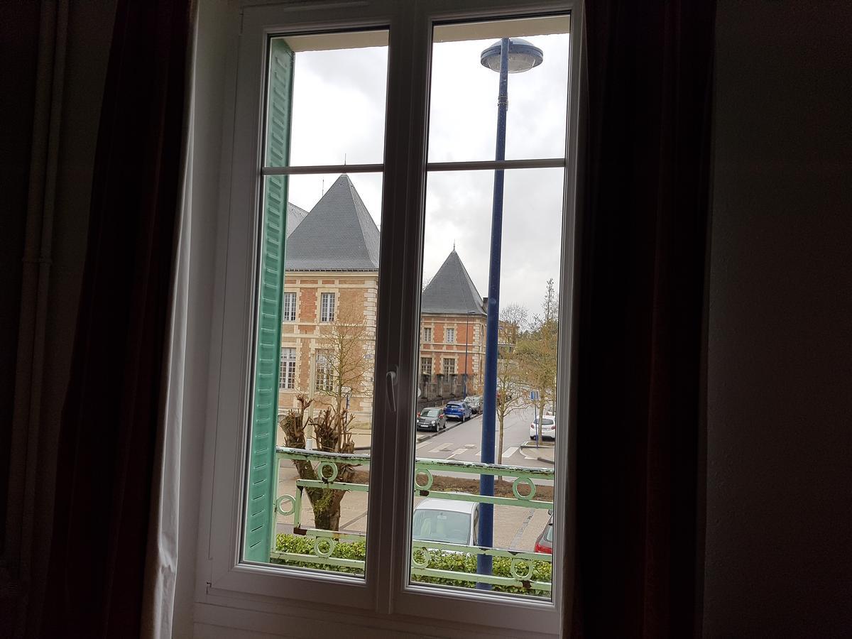 Hotel Bar Restaurant Saint Paul Verdun-sur-Meuse Bagian luar foto